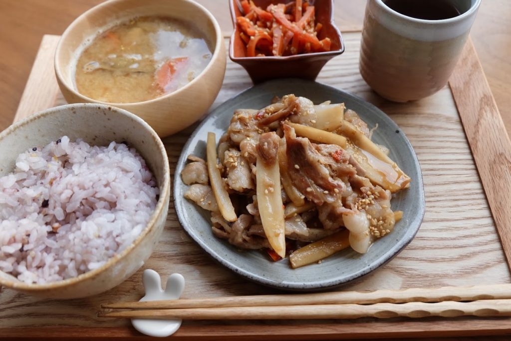 絶品♪蓮根と豚バラの甘辛炒め【平日の時短ごはん】