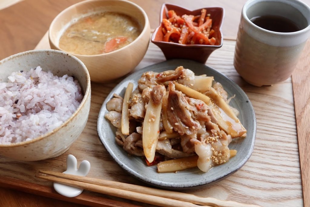 絶品♪蓮根と豚バラの甘辛炒め【平日の時短ごはん】