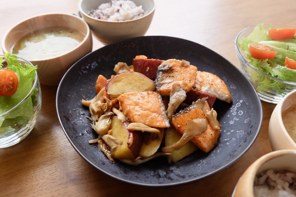 鮭とさつま芋のバター醤油炒め【平日の時短ごはんレシピ】