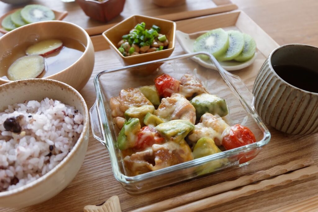 【簡単】アボカドと鶏肉のチーズ焼き 【平日の時短ごはんレシピ】