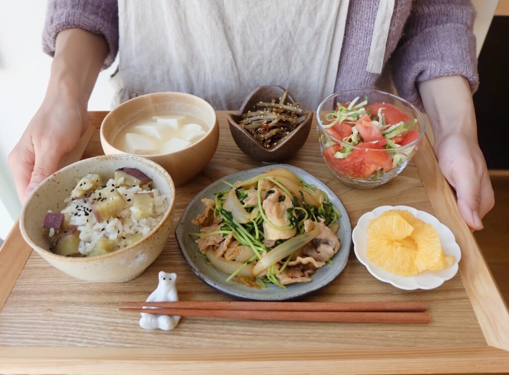 簡単♪豚肉と豆苗のコチュジャン炒め【平日の時短ごはんレシピ】