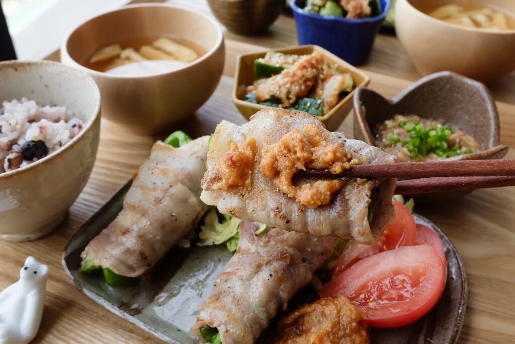 チーズ入りピーマンの豚バラ巻き〜辛味噌〜【平日の時短ごはん】