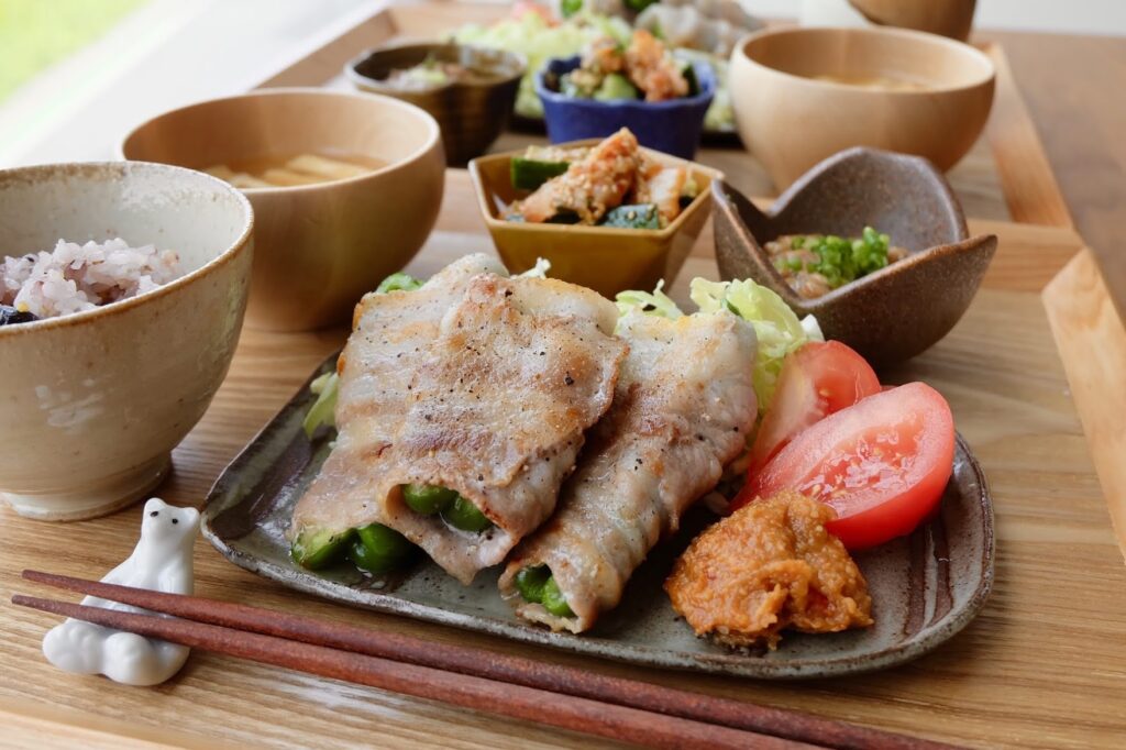 チーズ入りピーマンの豚バラ巻き〜辛味噌〜【平日の時短ごはん】