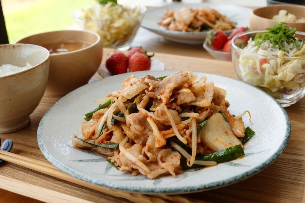 簡単♪パパッと豚キムチ炒め【平日の時短ごはんレシピ】