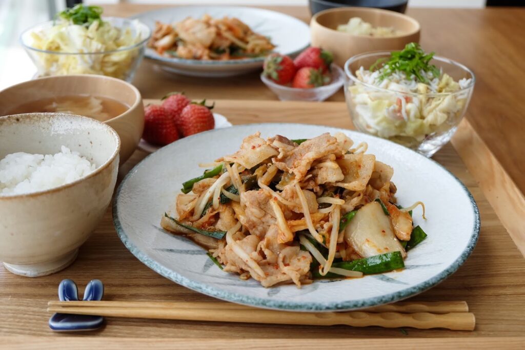 簡単♪パパッと豚キムチ炒め【平日の時短ごはんレシピ】