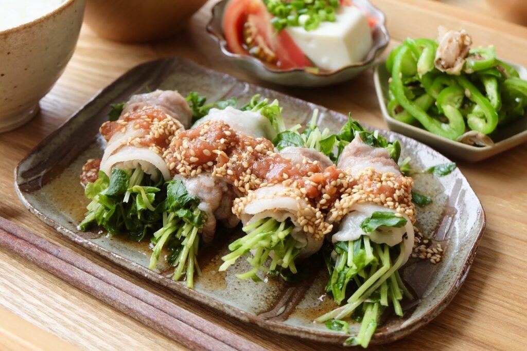 豆苗の豚巻きのレンジ蒸し(梅だれ)【平日の時短ごはん】