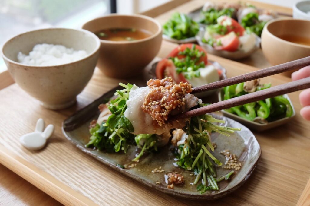 豆苗の豚巻きのレンジ蒸し(梅だれ)【平日の時短ごはん】