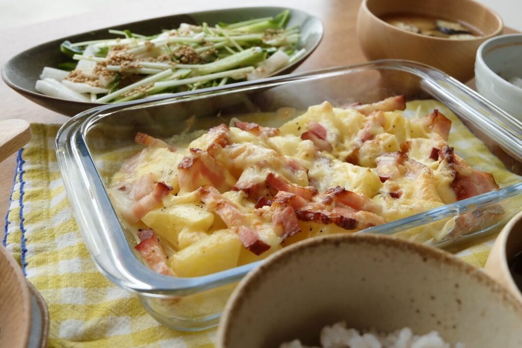 レンジで簡単♪ベーコンとじゃが芋チーズ焼き【平日の時短ごはん】