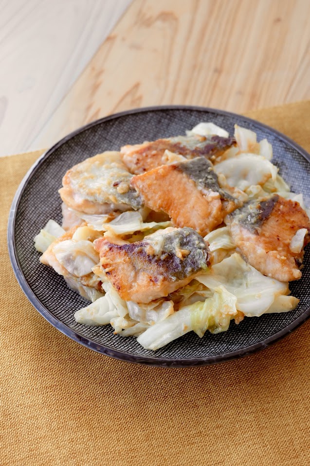 鮭とキャベツの味噌マヨ炒め【平日の時短ごはんレシピ】