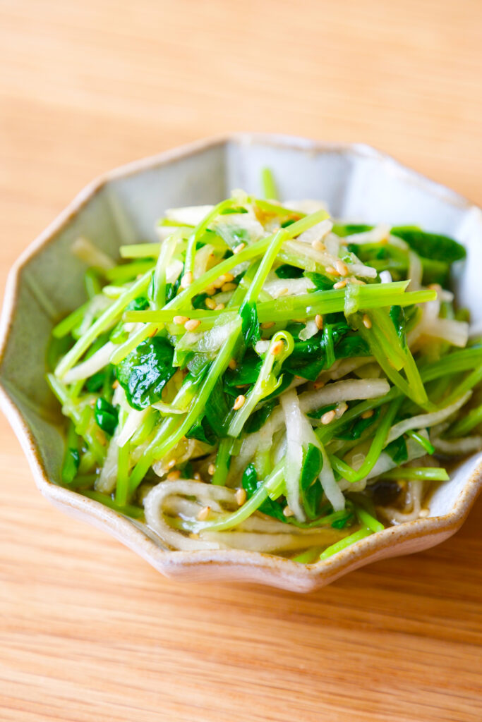 レンジで簡単♪豆苗と大根のやみつきサラダ【平日の時短ごはんレシピ】
