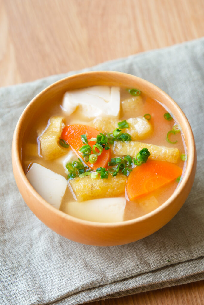 パックだしで簡単♪にんじんと豆腐と油揚げの味噌汁【平日の時短ごはんレシピ】