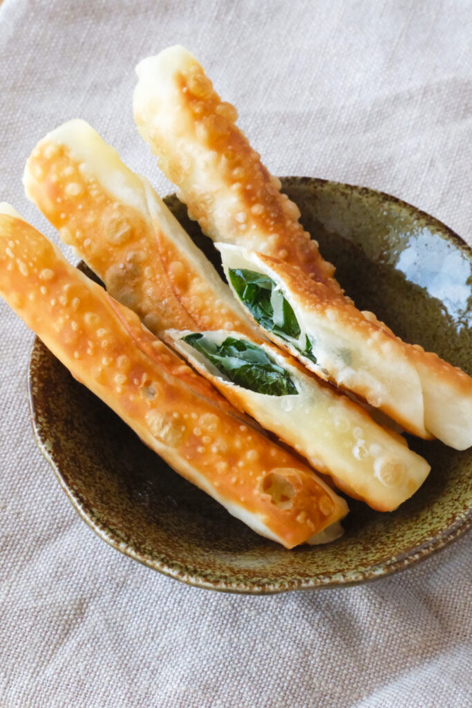 余った餃子の皮で作る♪くるくるしそチーズ焼き【平日の時短ごはんレシピ】