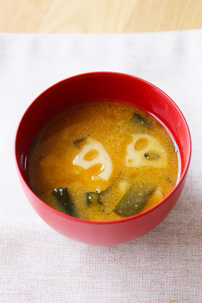 パックだしで簡単♪れんこんとわかめの味噌汁