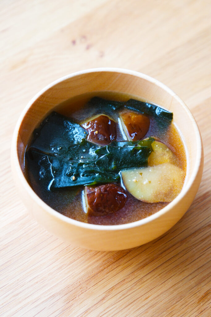 パックだしで簡単♪なすとわかめの味噌汁【平日の時短ごはんレシピ】
