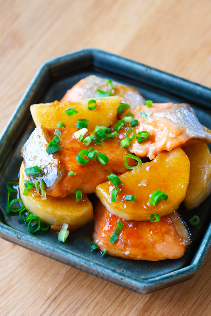 簡単♪鮭と長芋のバター醤油炒め【平日の時短ごはんレシピ】