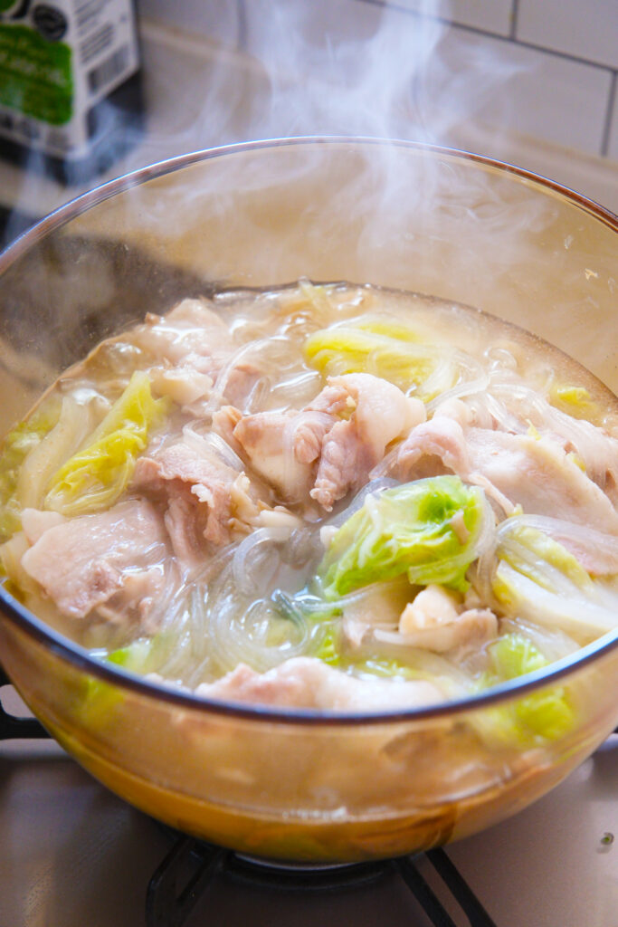簡単10分♪豚と白菜のつるつる鍋【平日の時短ごはんレシピ】