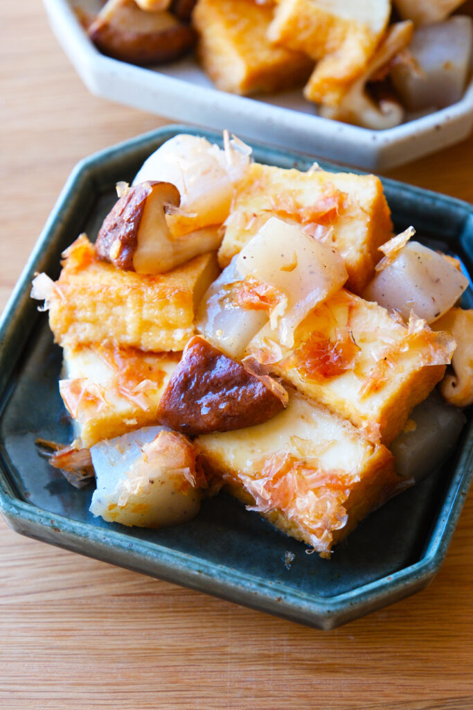 簡単♪厚揚げこんにゃくのおかか炒め煮【平日の時短ごはんレシピ】