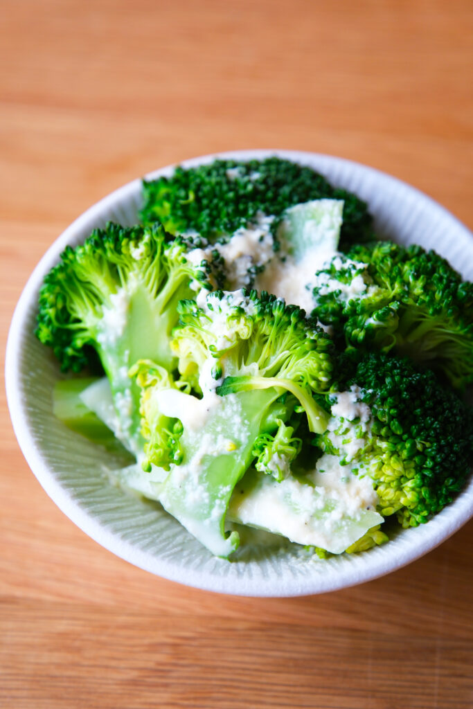 ブロッコリーのシーザーサラダ風【平日の時短ごはんレシピ】