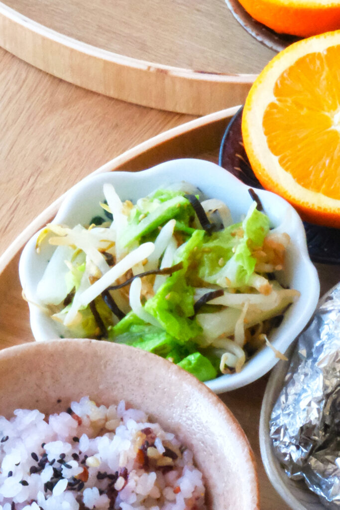 レンジで簡単♪もやしと白菜の塩昆布和え【平日の時短ごはんレシピ】
