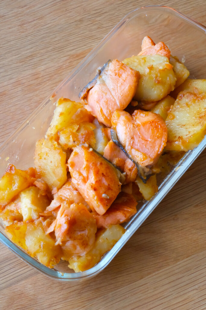 鮭とじゃがいものマヨ醤油炒め【週末の作り置きレシピ】