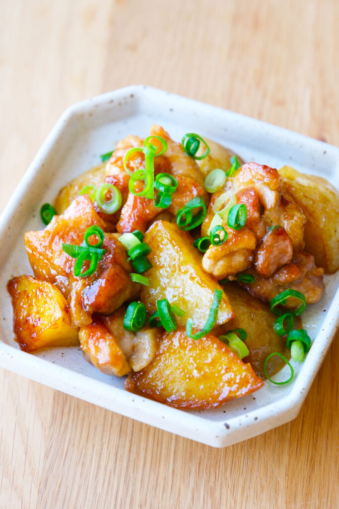 簡単なのに絶品♪鶏と新じゃがいものバター醤油炒め【平日の時短ごはんレシピ】